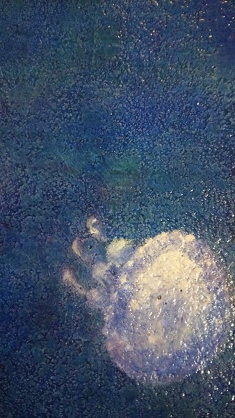 下地剤に胡粉を使用しています。胡粉は貝殻を焼いて砕いたもので日本画の白色絵具として使われています。これを粉末にはせずに粗い粒のまま塗り、そこに青や緑の絵の具を塗り重ねているので、独特の質感が表れています。